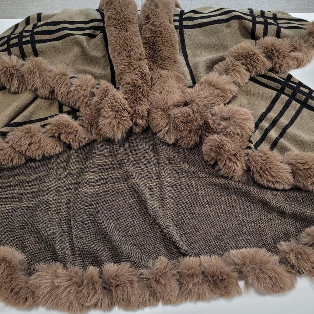 Ace Fashion Faux Fir Trimmed Cape - Picture 2 of 4